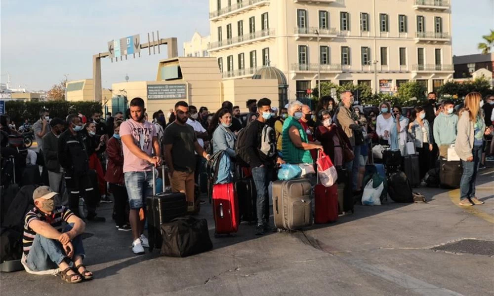 Λιμάνι Πειραιά: Τεράστια "ουρά" ταξιδιωτών...με τα πιστοποιητικά στα χέρια